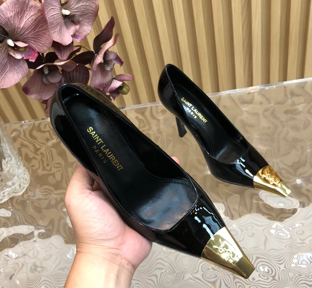 👟👟Ex-factory price 600👟👟 Top-quality Saint Laurent/Yves Saint Laurent Lee metal buckle single shoes. YSL sister's beautiful high heels are the same style as Saint Laurent Rose. The small square toe. The high-heeled shoes are very good at modifying the foot shape. The luxurious metal chain. In recent years, SL👟👟The ex-factory price is that women are becoming more and more understanding of high-heeled shoes. The embarrassing design impression of waterproof platform models has been eliminated. YSL's beautiful high-heeled shoes Upper: Imported patent leather/cowhide Sole: Genuine leather outsole Heel height: 11cm Size 35-39 (40, 41 customized, non-refundable and non-exchangeable)